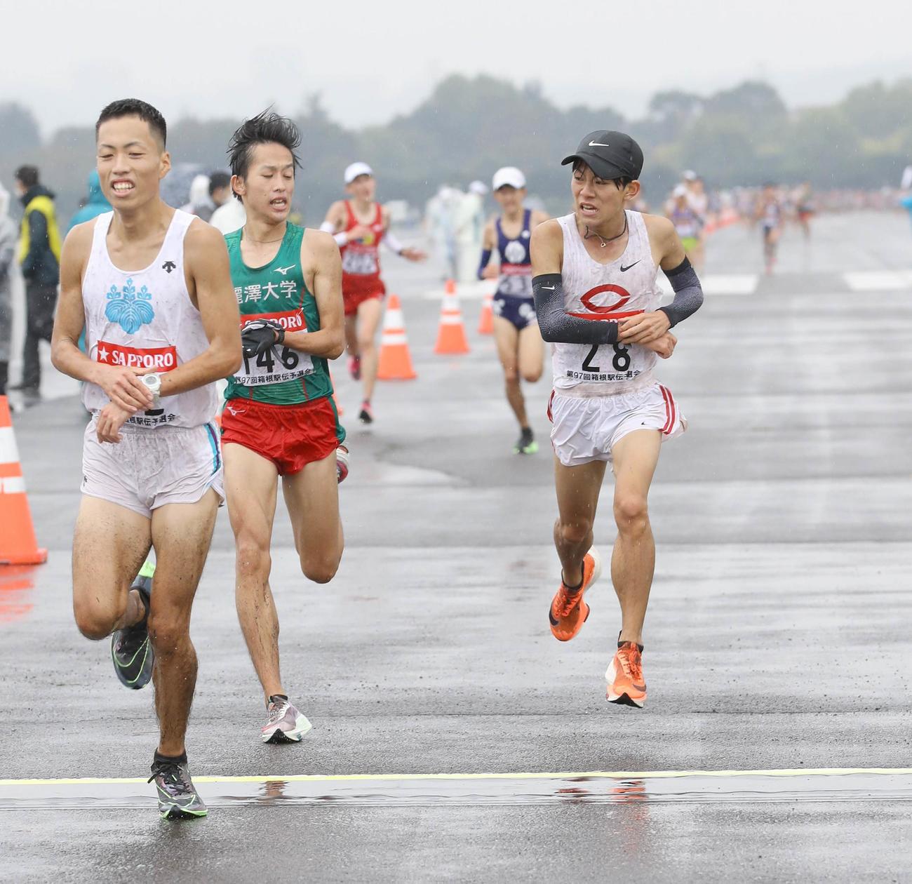 第97回箱根駅伝予選会　10位でフィニッシュの中大・吉居大和（右）（代表撮影）