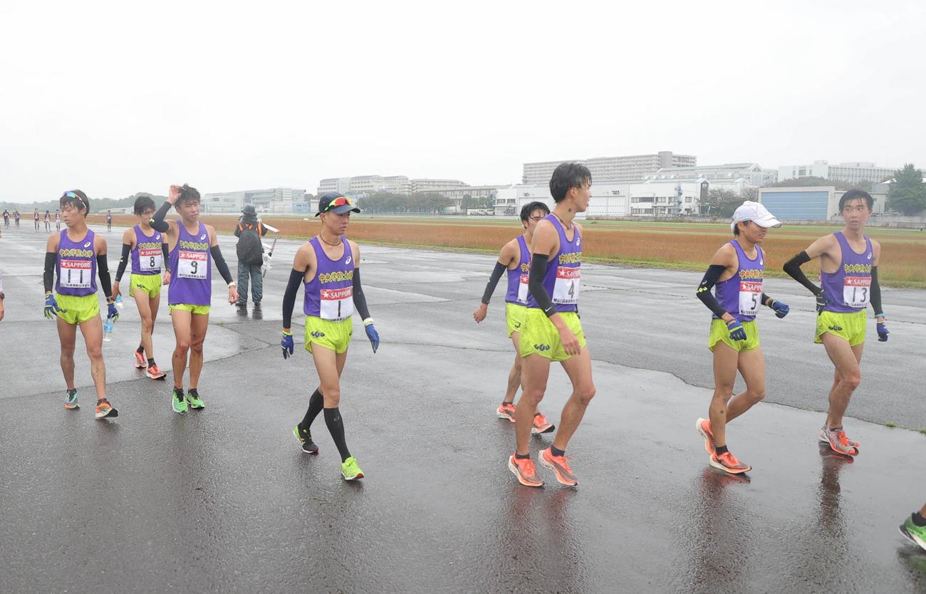 第97回箱根駅伝予選会　予選会12位で本選出場を逃した中央学院大の選手たち（代表撮影）