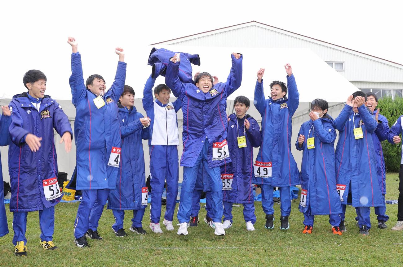 予選会1位で本戦出場を決め、喜ぶ三浦龍司（中央）ら順大の選手たち（代表撮影）