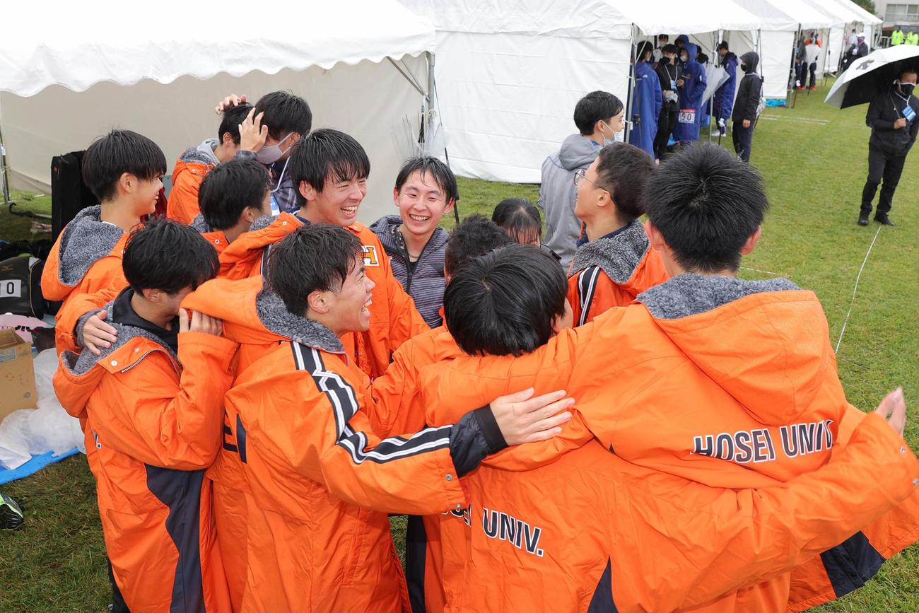 第97回箱根駅伝予選会　予選会8位で本選出場を決め、喜ぶ法大の選手たち（代表撮影）