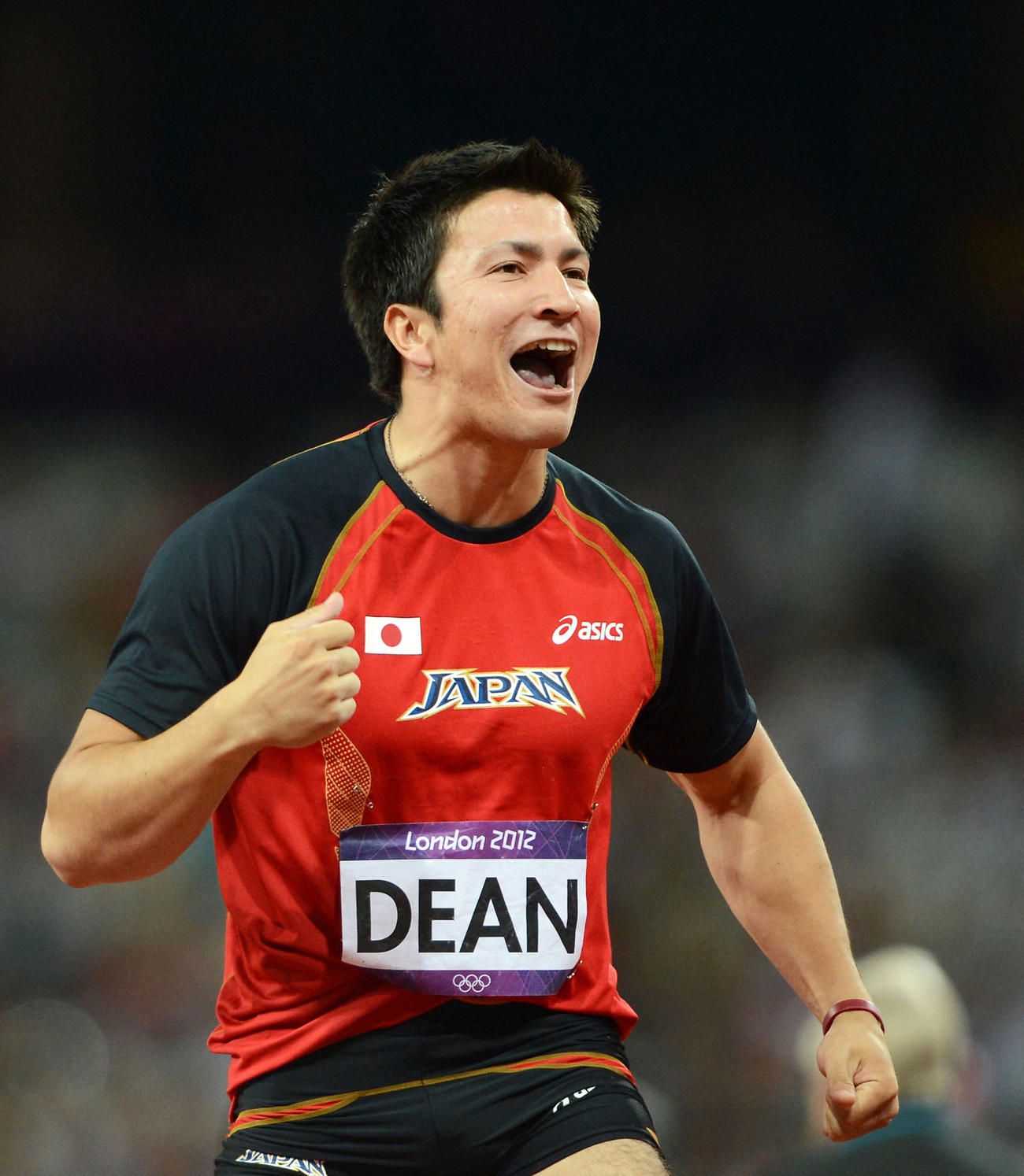 ロンドン五輪男子やり投げ予選で決勝進出を決めガッツポーズするディーン元気（2012年8月8日撮影）
