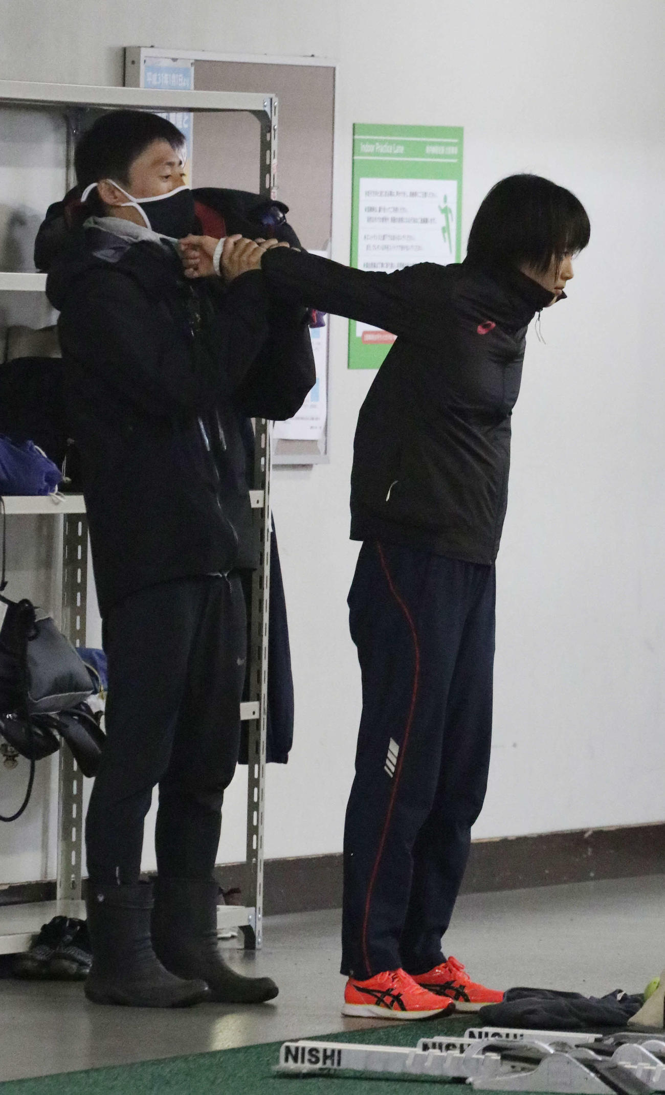 日裏監督（左）に柔軟の手ほどきを受ける石堂（撮影・浅水友輝）