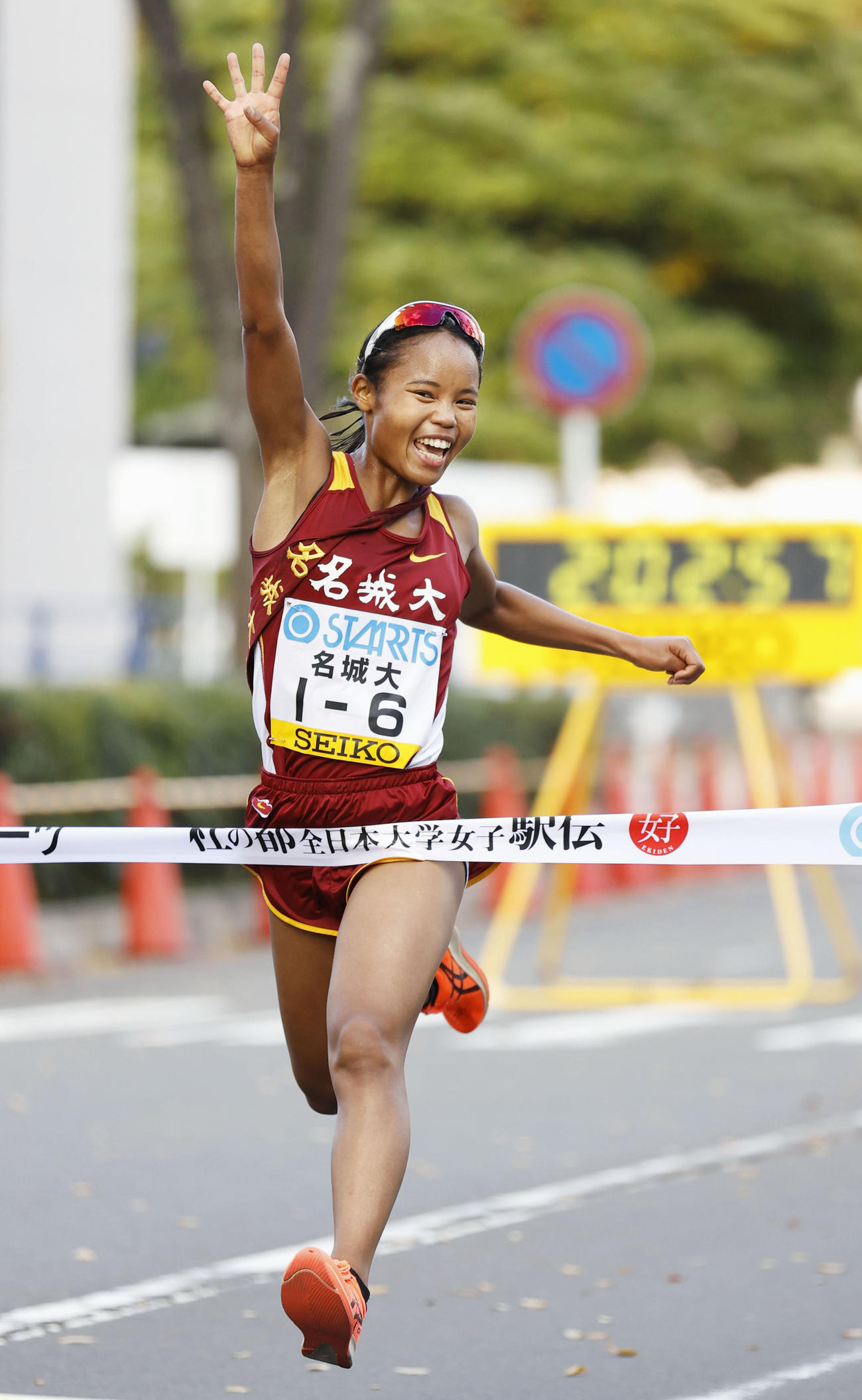 1位でゴールする名城大のアンカー・高松智美ムセンビ。史上3校目の4連覇を果たした（共同）