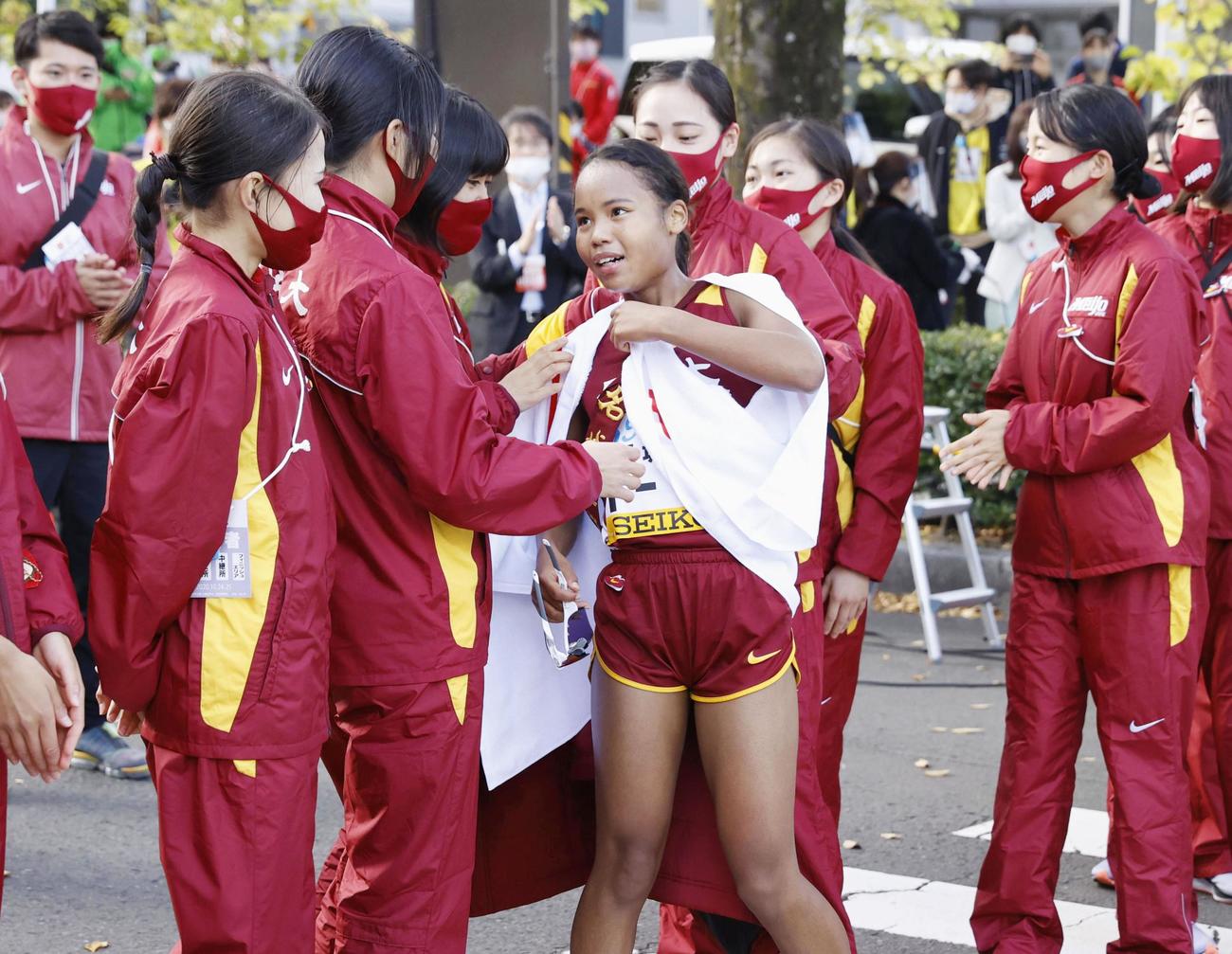 4連覇を果たし、チームメートと喜ぶ名城大のアンカー・高松智美ムセンビ（中央）ら（共同）