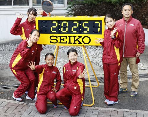 4連覇を果たし、笑顔でポーズをとる名城大の選手たち。右端は米田勝朗監督（共同）