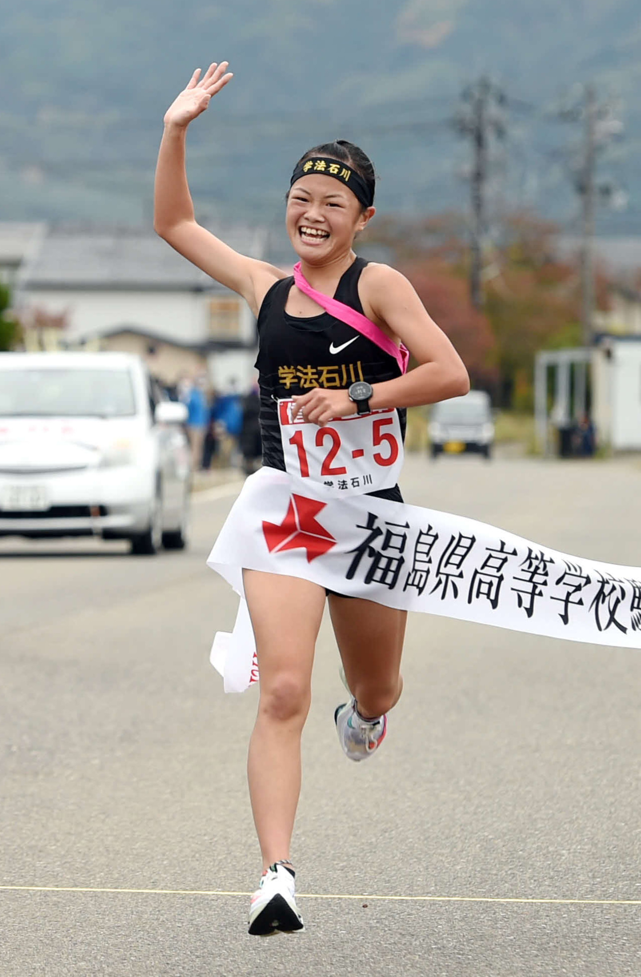 ゴールテープを切る学法石川・小島彩（撮影・相沢孔志）