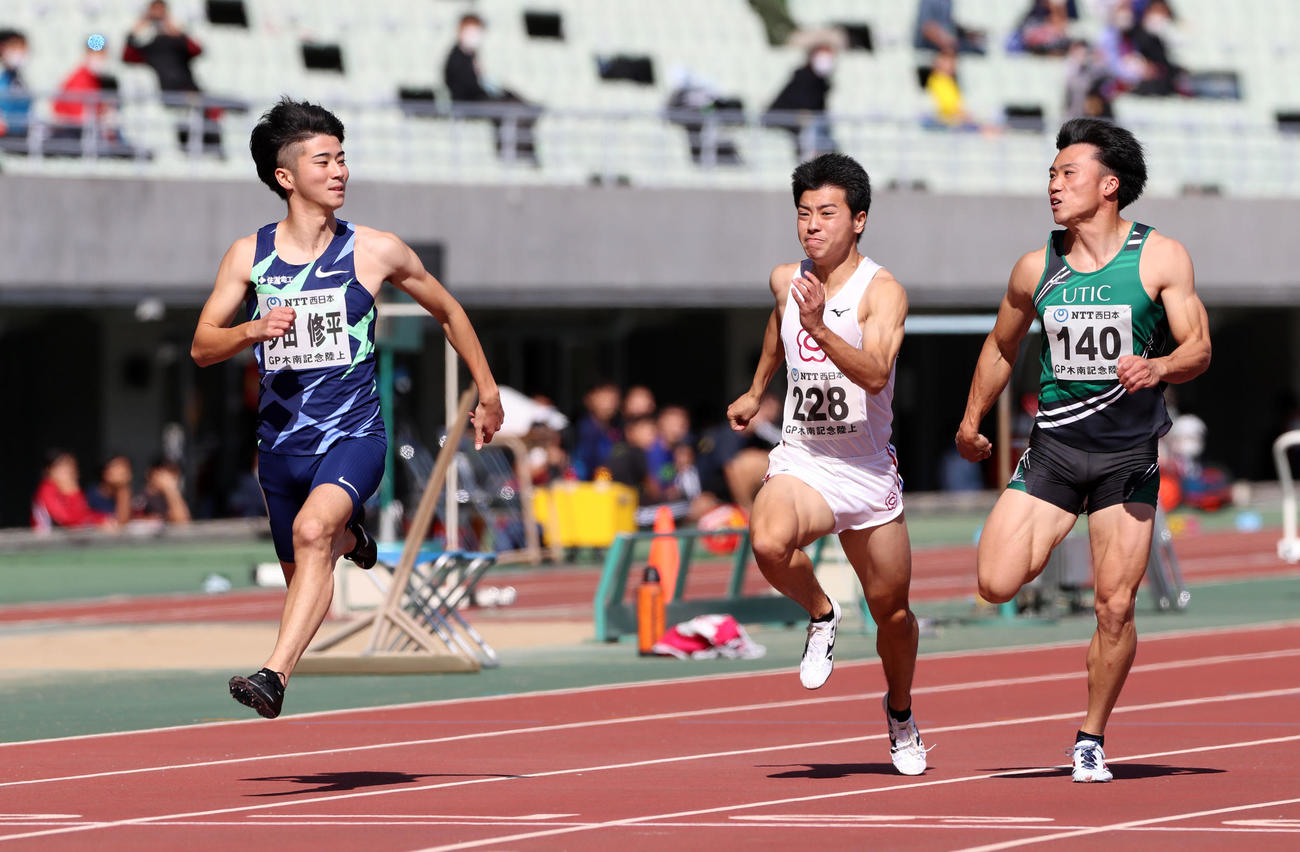 男子100メートル予選、10秒42で1位通過の多田（左）、中央は杉本、右は岩崎（撮影・加藤哉）