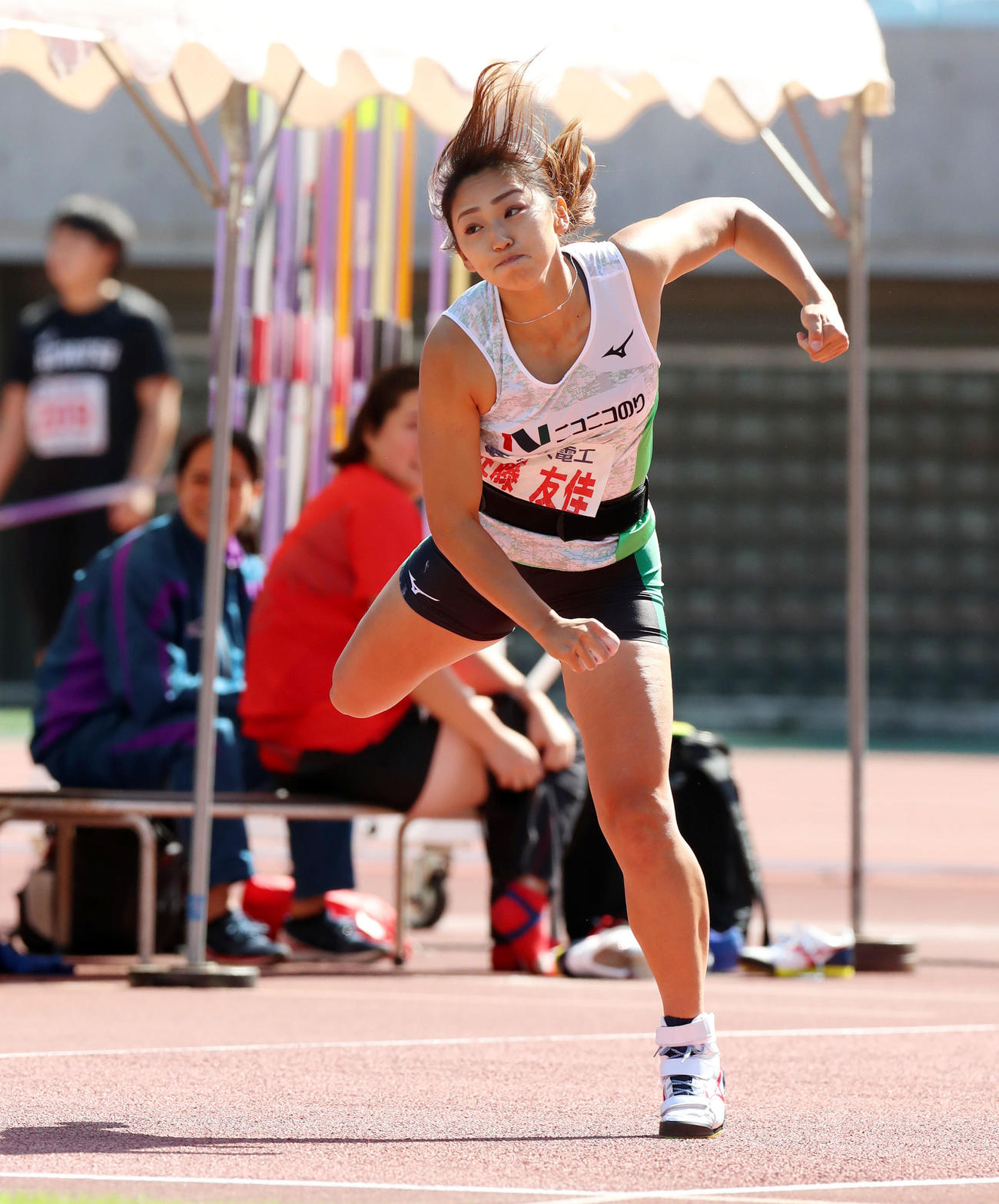 女子やり投げ決勝　60メートル69の距離を投げ優勝した佐藤友佳（撮影・加藤哉）
