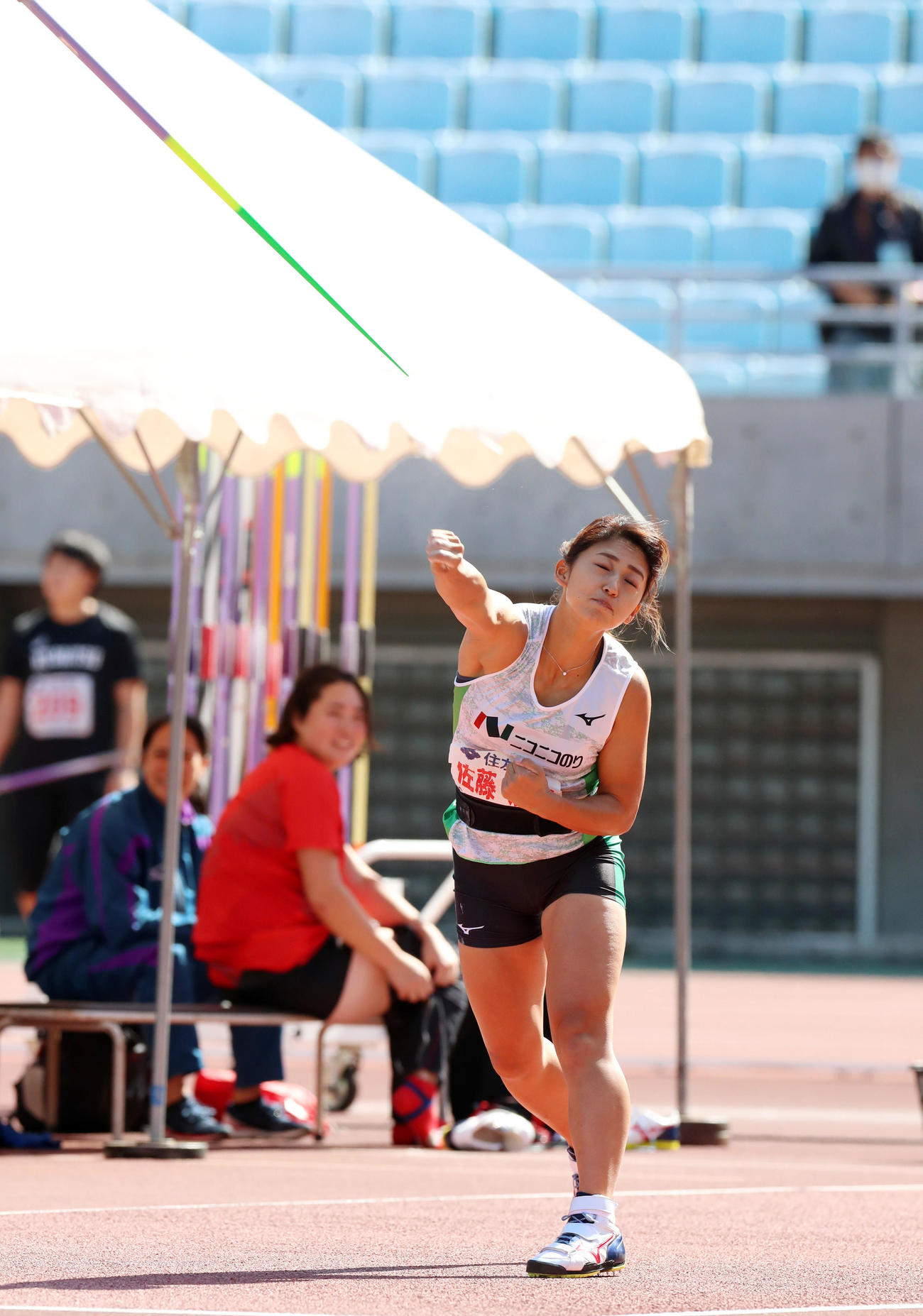 女子やり投げ決勝　60メートル69の距離を投げ優勝した佐藤友佳（撮影・加藤哉）