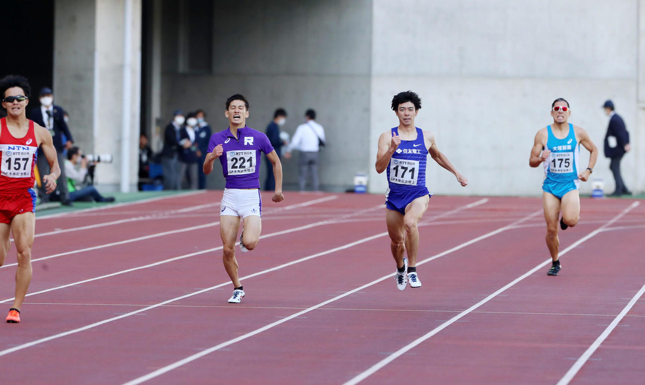 男子400メートル　金丸（右）は50秒49で最下位（撮影・加藤哉）