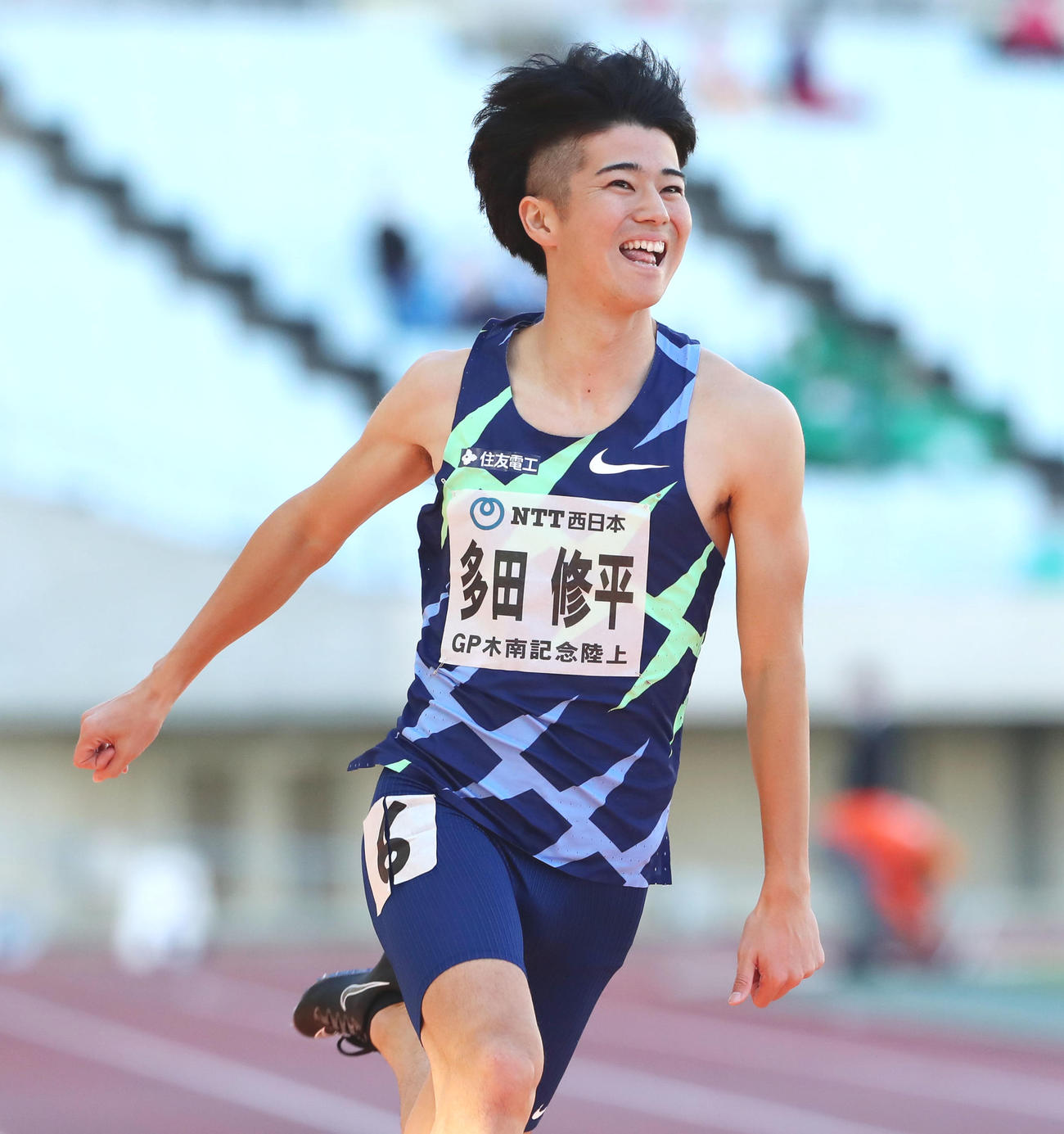 男子100メートル決勝　今季初優勝を飾り笑顔を見せる多田（撮影・加藤哉）