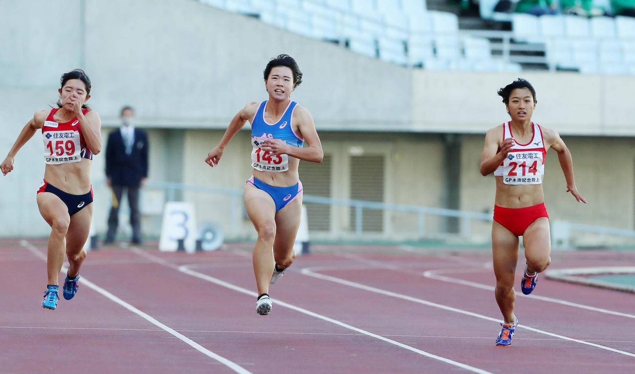 女子100メートル決勝　渡辺輝（右）は11秒88で優勝を決める（撮影・加藤哉）