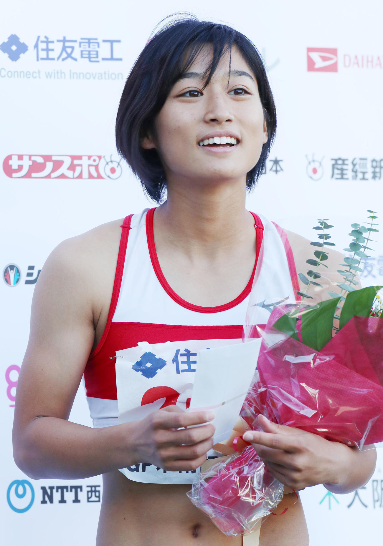 女子100メートル決勝　優勝を決め花束を手に笑顔を見せる渡辺輝（撮影・加藤哉）