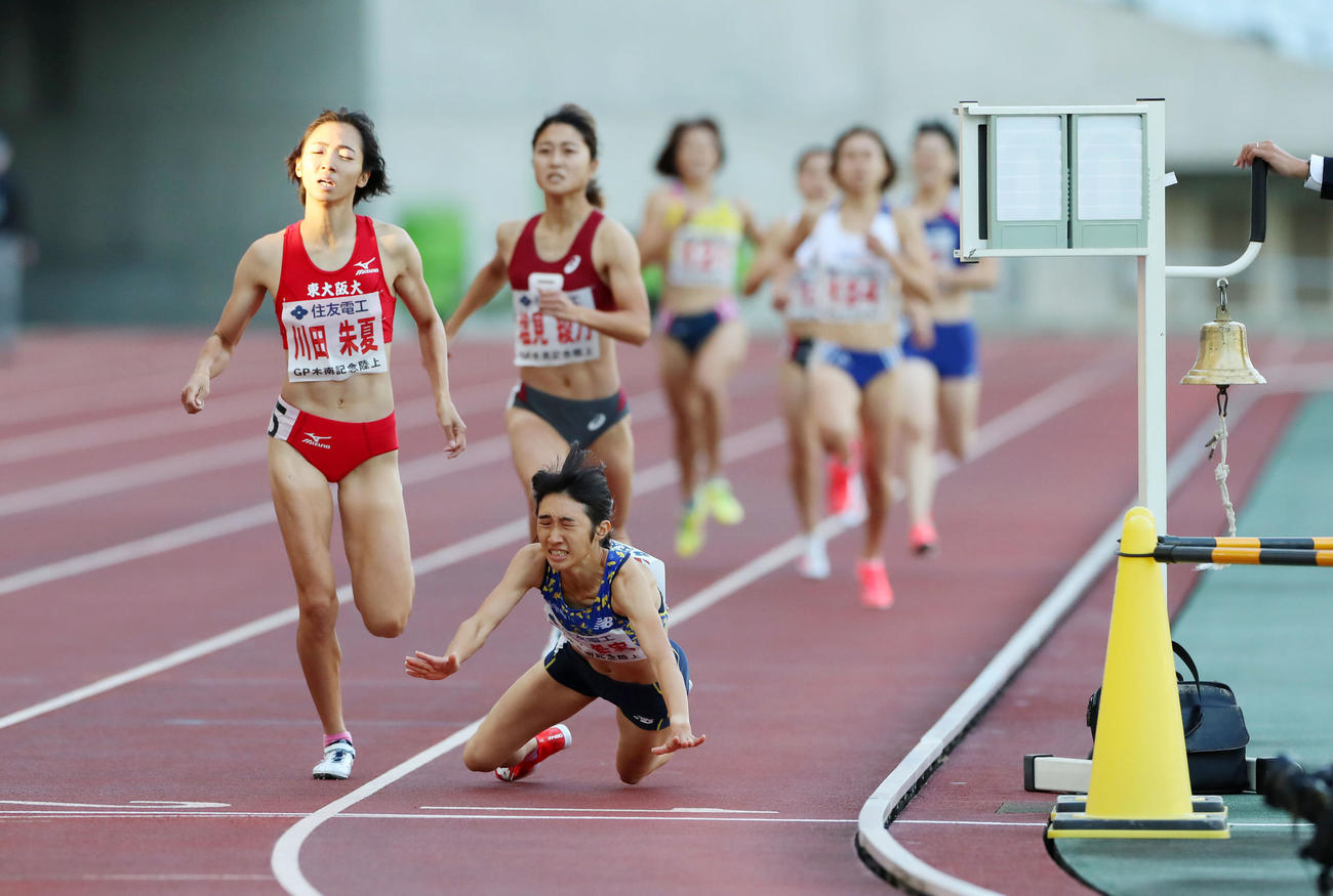 女子800メートル　田中はゴール直前で転倒するも上半身がフィニッシュラインを越え、総合1位となる（撮影・加藤哉）