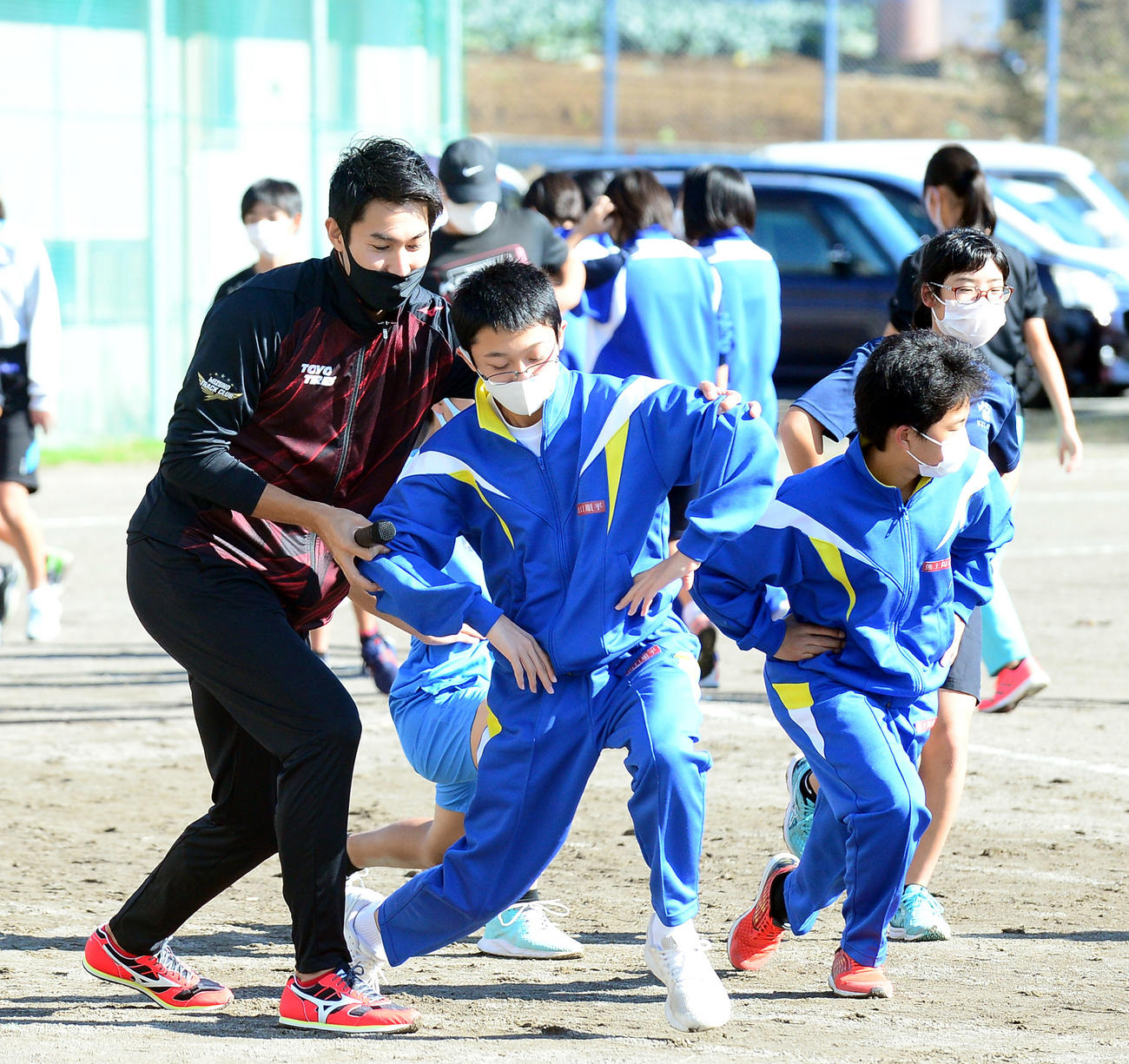 手を取り丁寧に指導する飯塚（左端）（撮影・前田和哉）