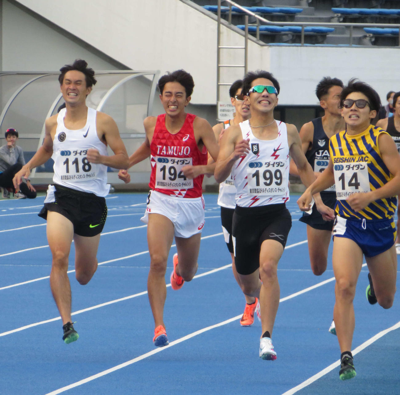 最後の直線で力を振り絞る、たむじょー（左から2人目）（撮影・上田悠太）