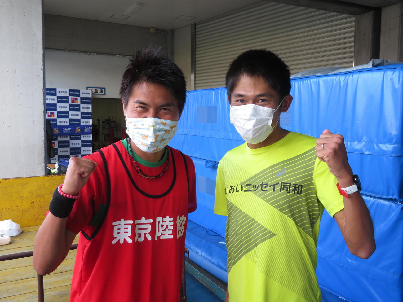 記者のリクエストに応じ、ツーショットでポーズを決めるM高史（左）と川内優輝（撮影・上田悠太）