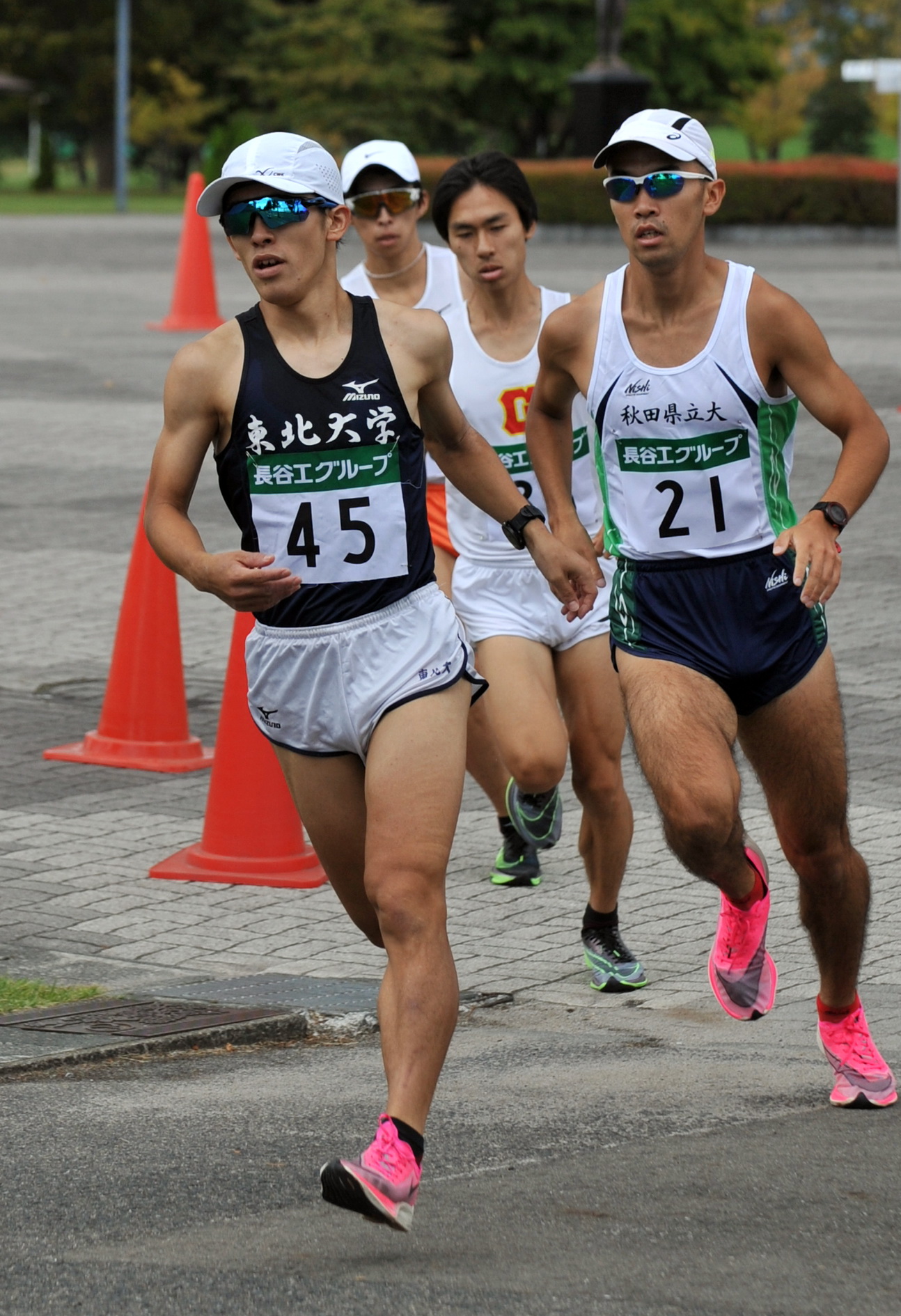 9月28日、東北大エース松浦（左）は予選会16キロを2年ぶりに制し全国切符獲得に貢献する