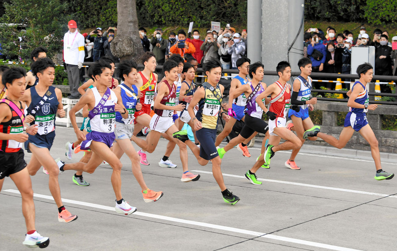 熱田神宮前から一斉にスタートした各校の選手たち＝2020年11月1日午前8時5分、名古屋市熱田区、代表撮影（代表撮影）