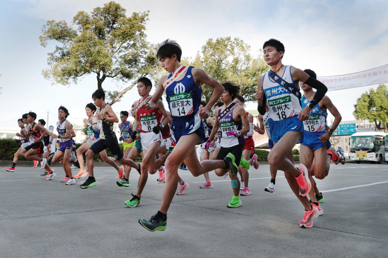 熱田神宮前から一斉にスタートした各校の選手たち＝2020年11月1日午前8時5分、名古屋市熱田区、代表撮影（代表撮影）