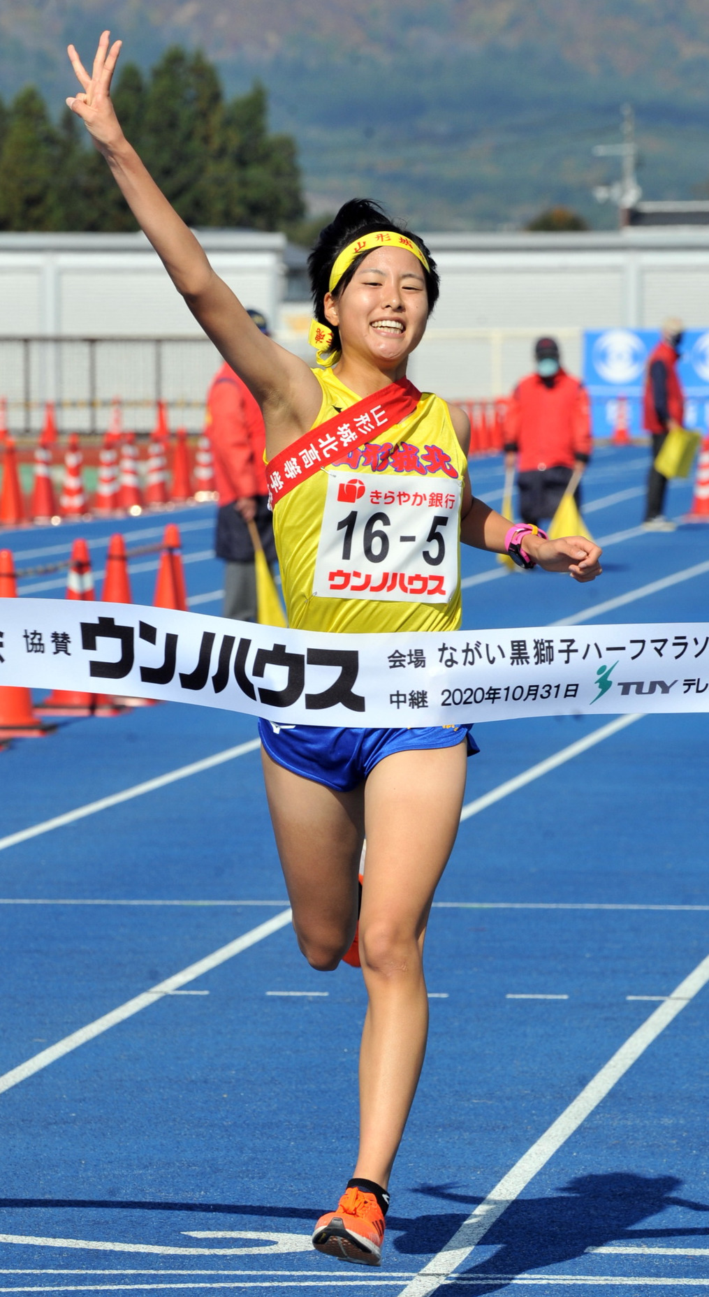アンカー吉田主将は3連覇のサインを掲げる（撮影・佐々木雄高）