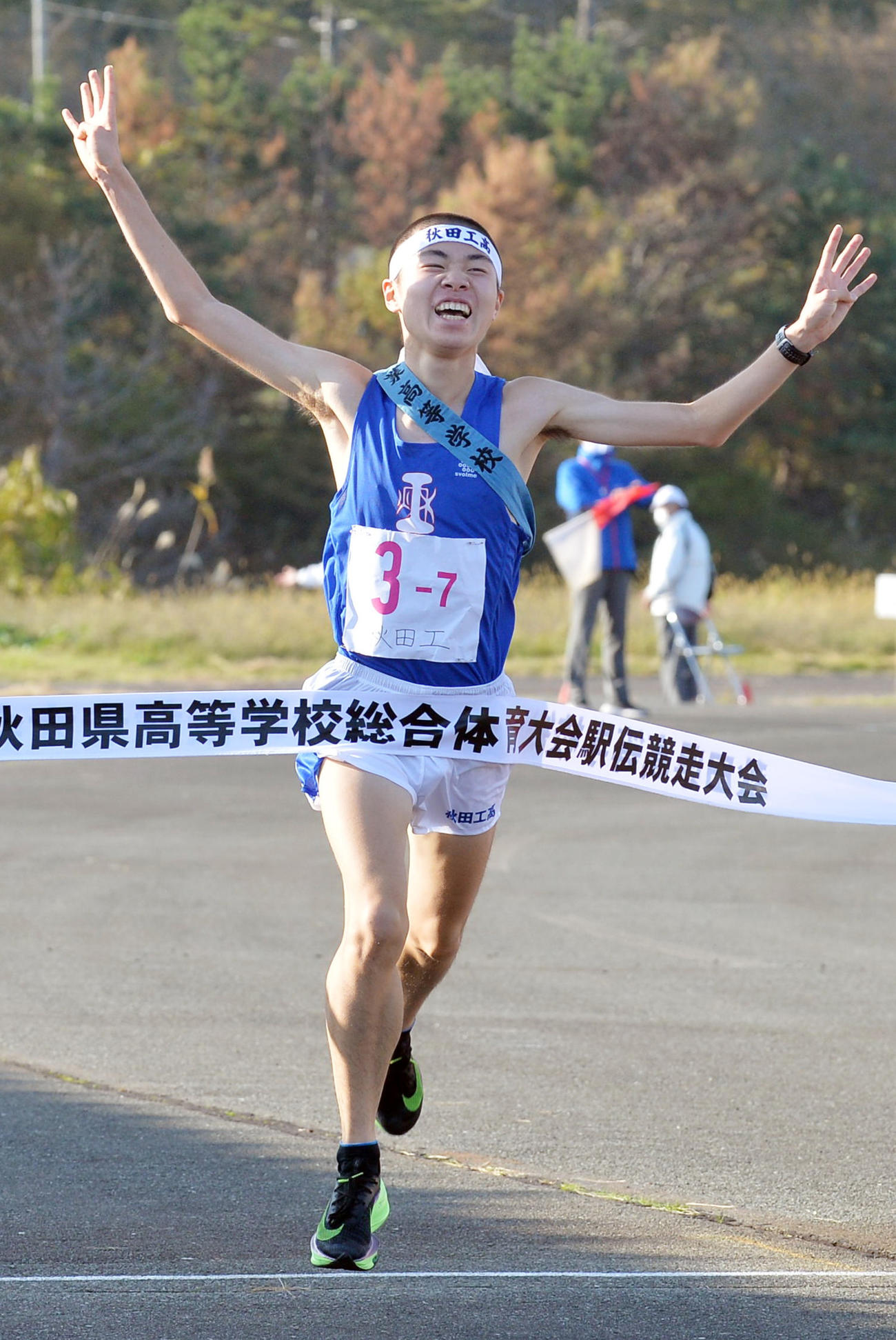 1位でゴールする秋田工アンカーの加賀屋