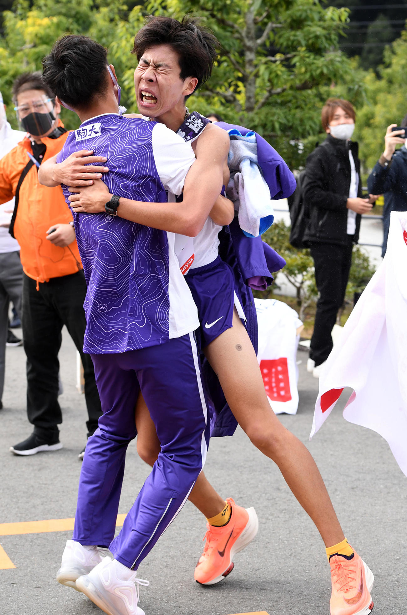 優勝した駒大のアンカーの田沢（撮影・前岡正明）