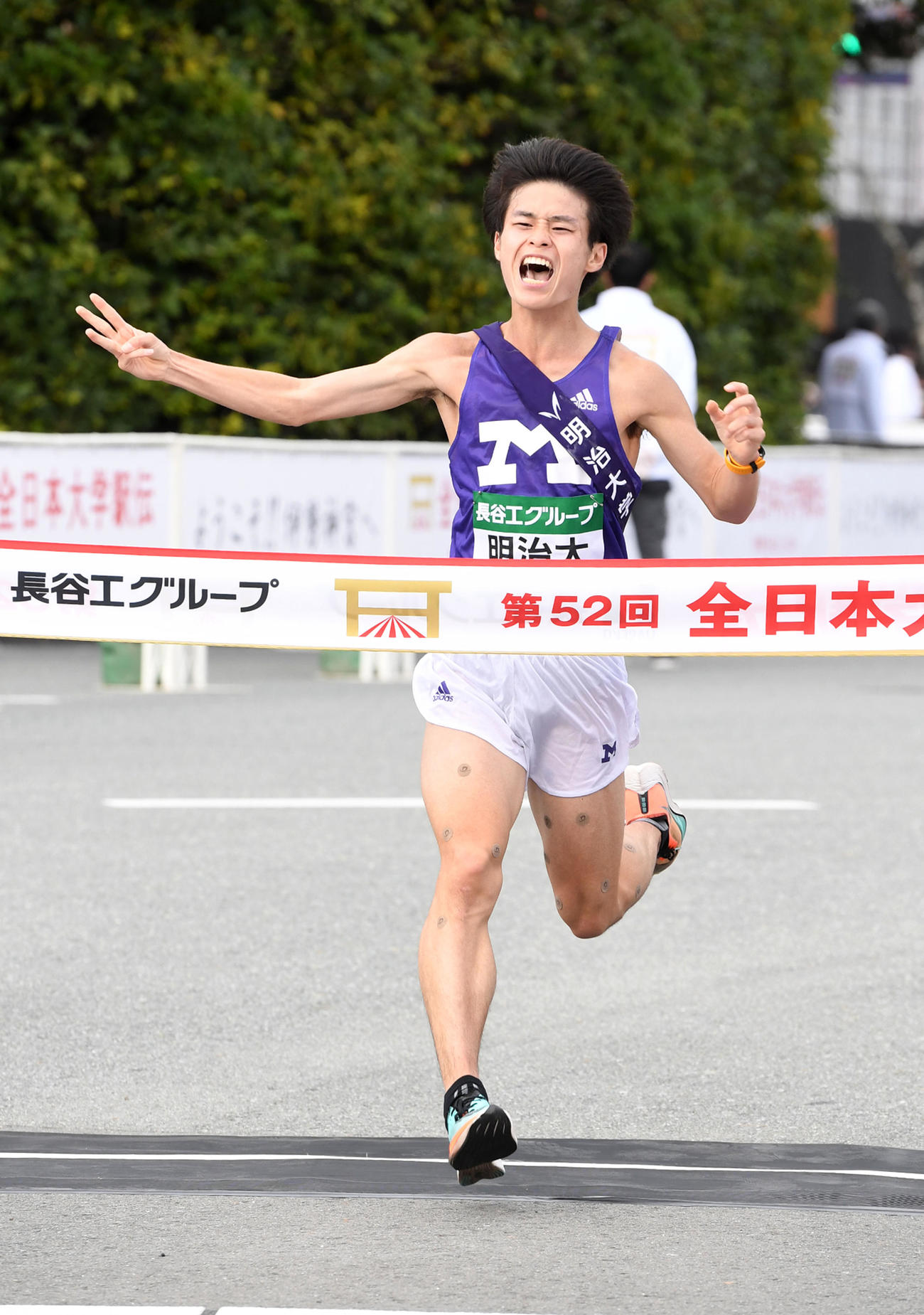 2位でゴールする東海大のアンカー鈴木（撮影・前岡正明）