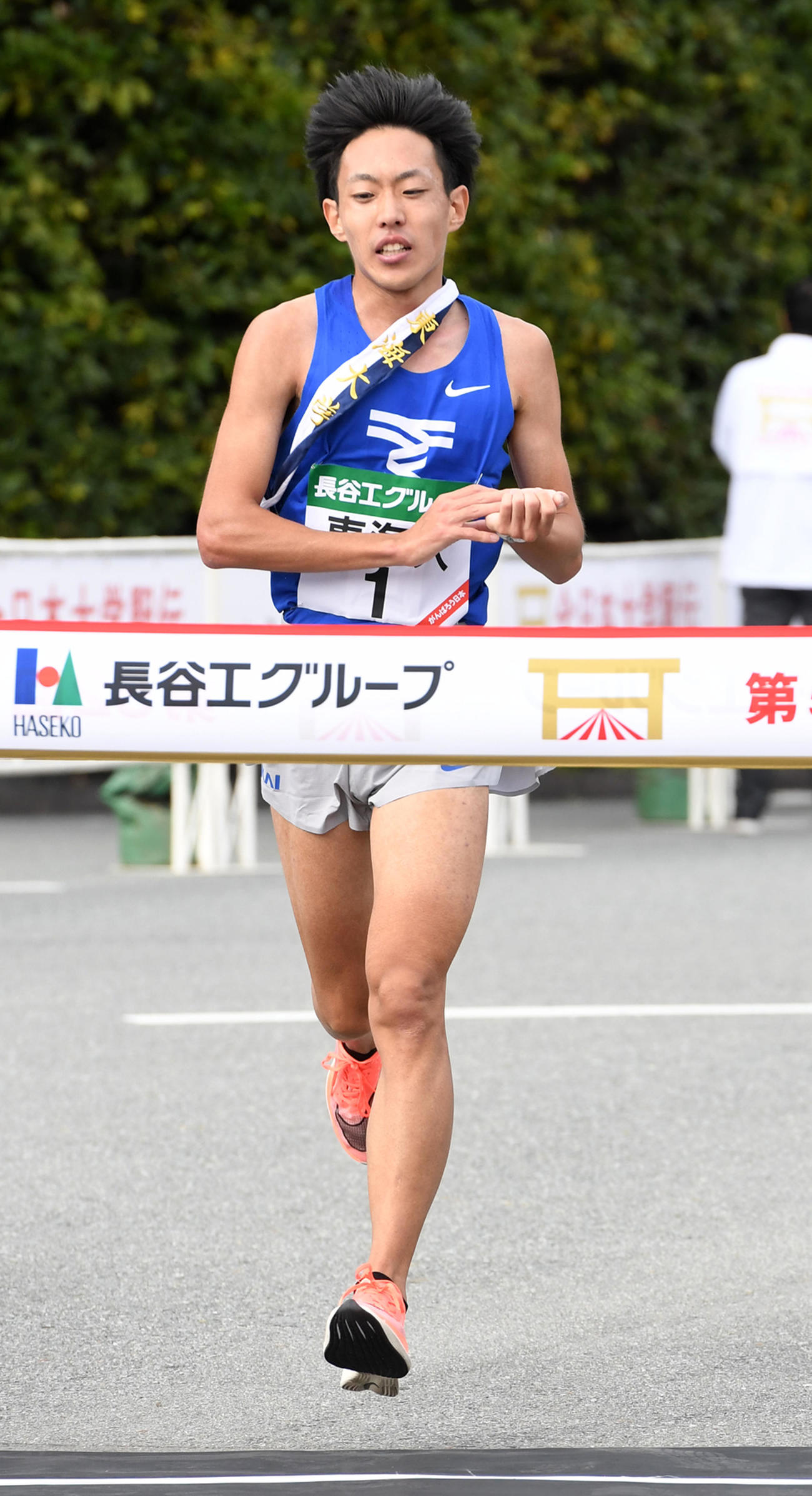 2位でゴールする東海大のアンカー名取（撮影・前岡正明）