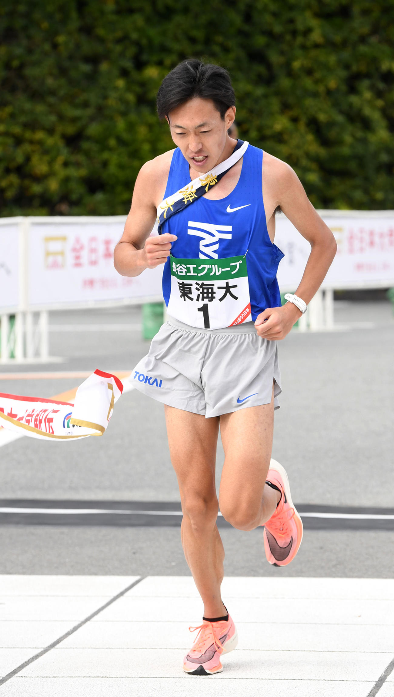 2位でゴールする東海大のアンカー名取（撮影・前岡正明）