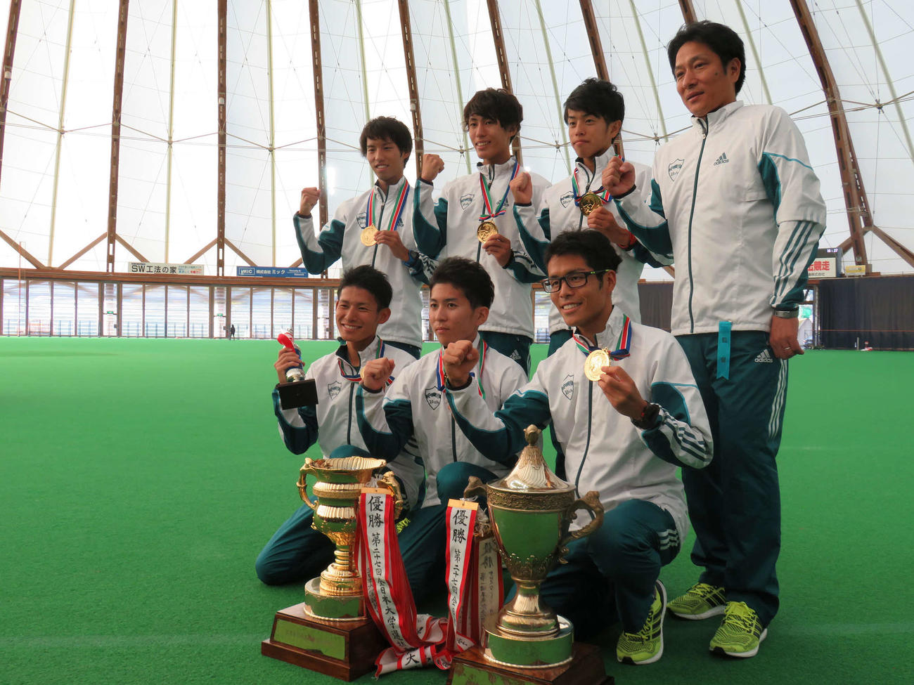 2015年の出雲を制した青学大。前列左から久保田、中村、小椋、後列左から一色、山村、下田、原監督（2015年10月12日撮影）