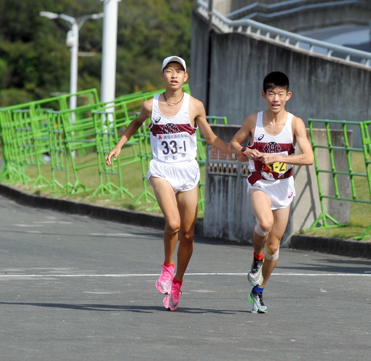 1区区間賞を獲得した浜松商の尾崎（左）