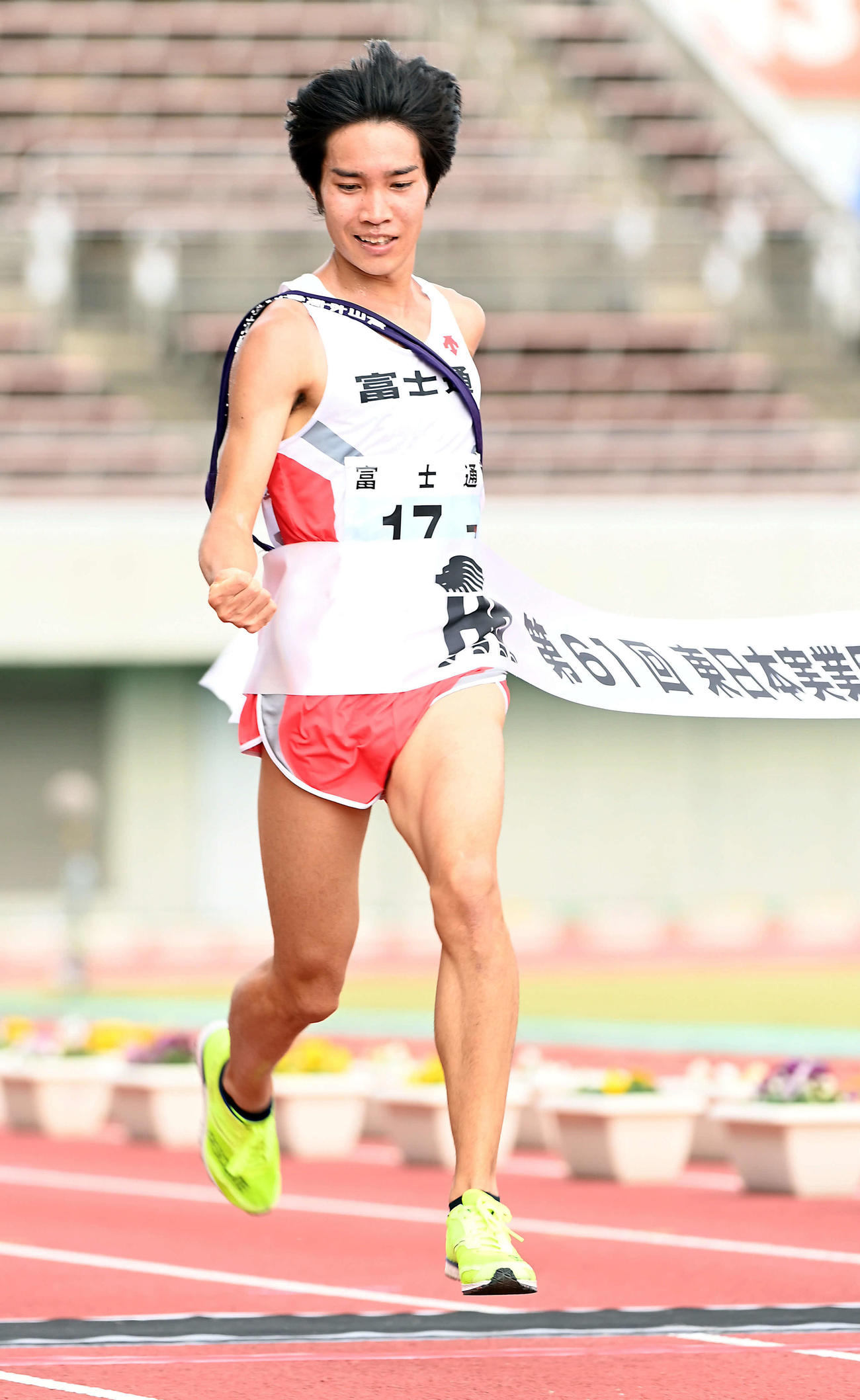優勝を飾りポーズを決める富士通のアンカー塩尻和也（撮影・たえ見朱実）