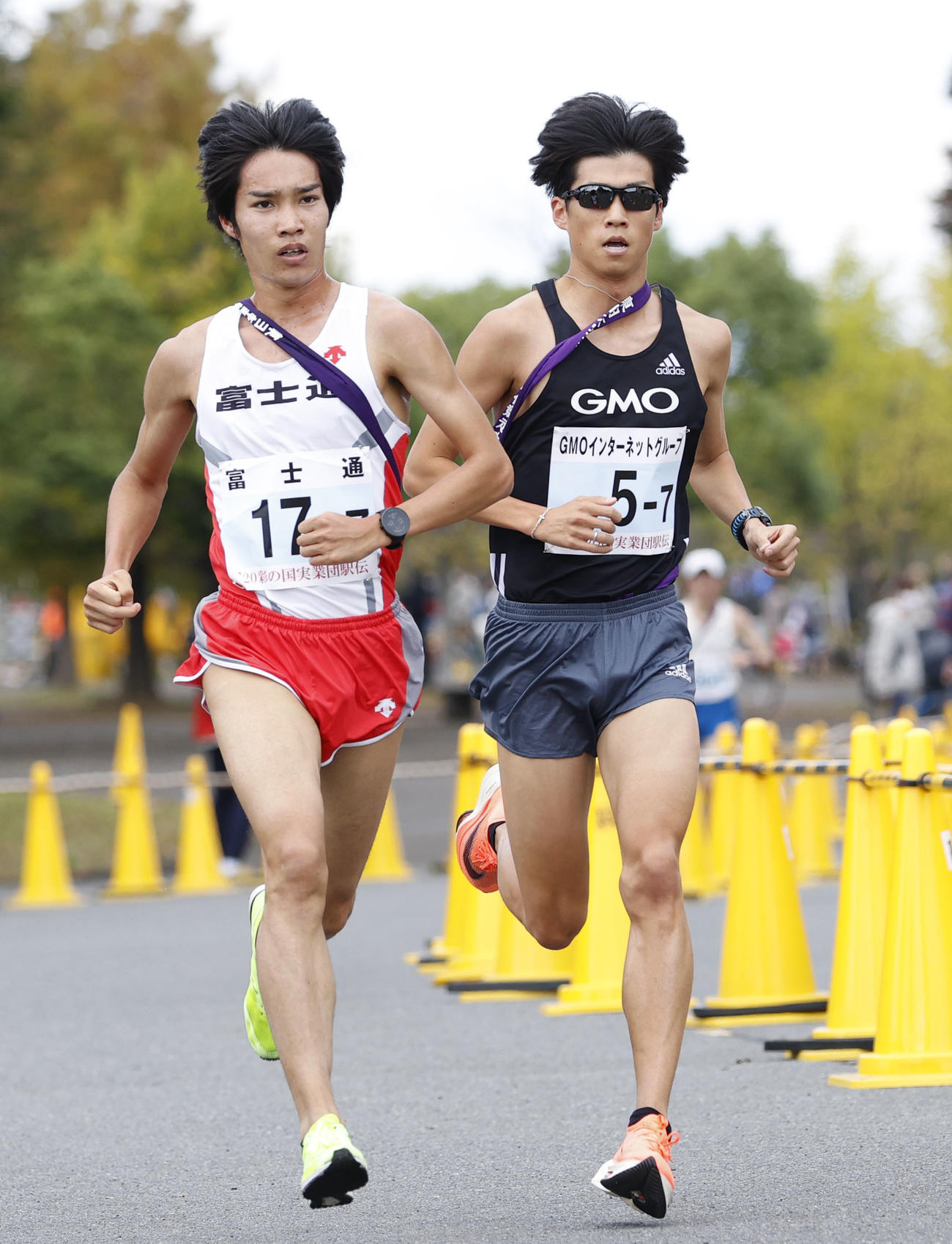7区で競り合う富士通のアンカー・塩尻和也（左）とGMOインターネットグループのアンカー・倉田翔平（共同）
