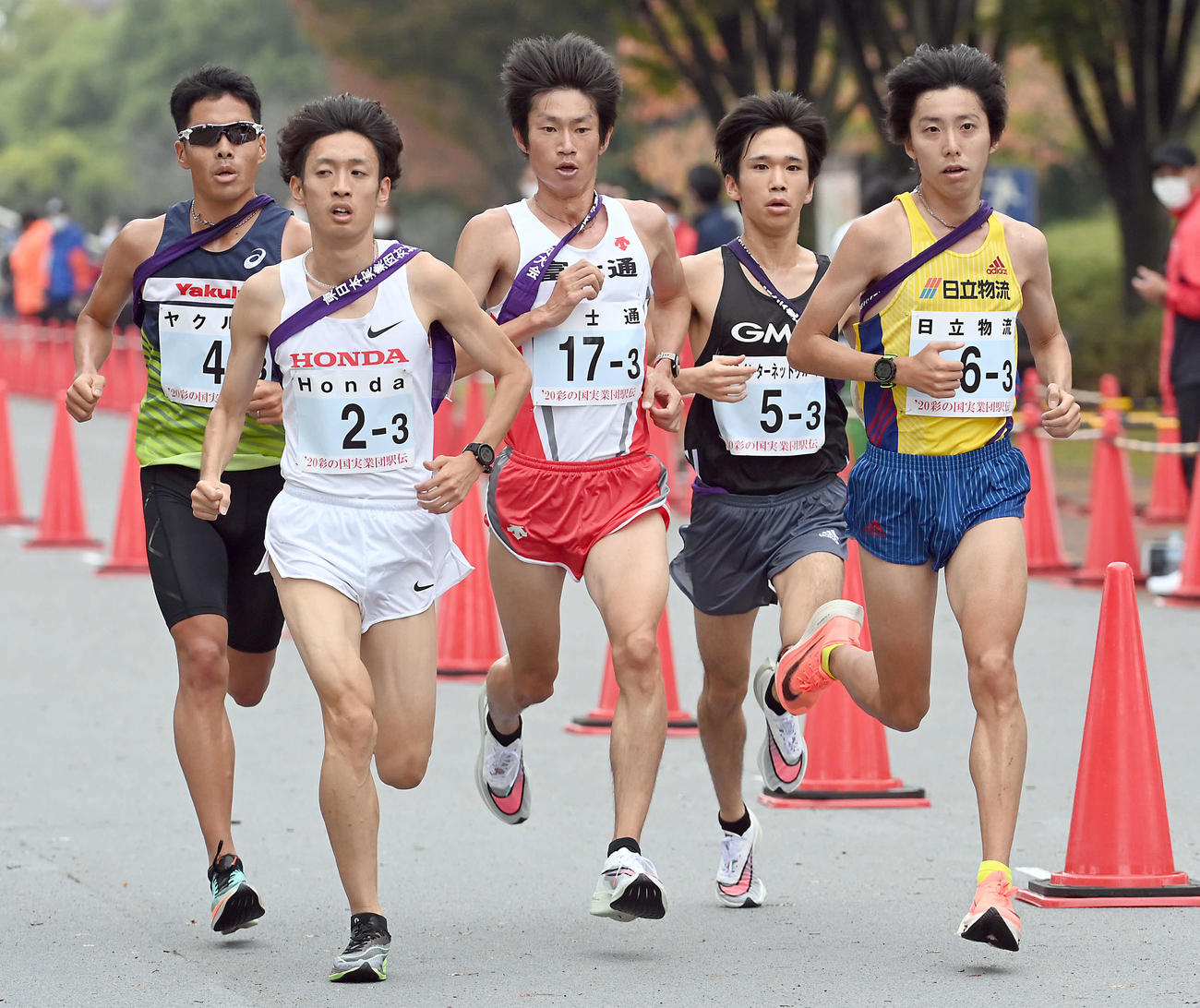 3区のトップ集団で競り合う富士通中村匠吾（中央）。左からヤクルト小椋裕介、ホンダ伊藤達彦、1人おいてGMO吉田祐也、日立物流設楽啓太（撮影・たえ見朱実）