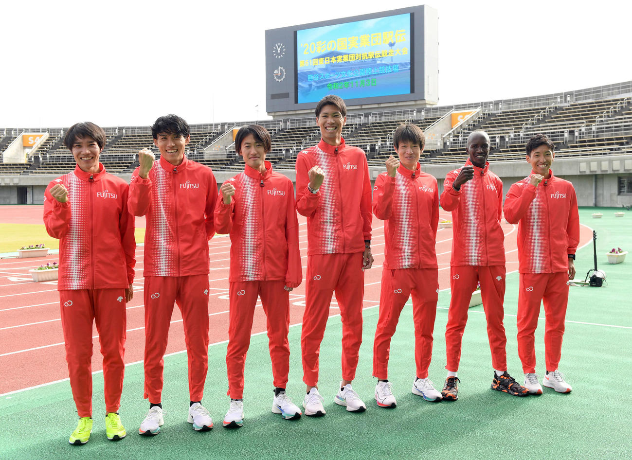 優勝を飾りポーズを決める富士通。左から塩尻和也、松枝博輝、中村大成、坂東悠汰、中村匠吾、ベナード・キメリ、浦野雄平（撮影・たえ見朱実）