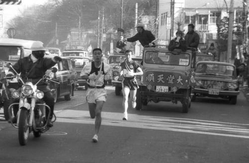 往路2区　鶴見中継所で1分21秒差を5キロ14分40秒のハイペースで早くもトップ国士舘大・木原了（手前＝4年）を捉えようとする順天堂大・沢木啓祐（後方＝4年）＝1966年1月2日