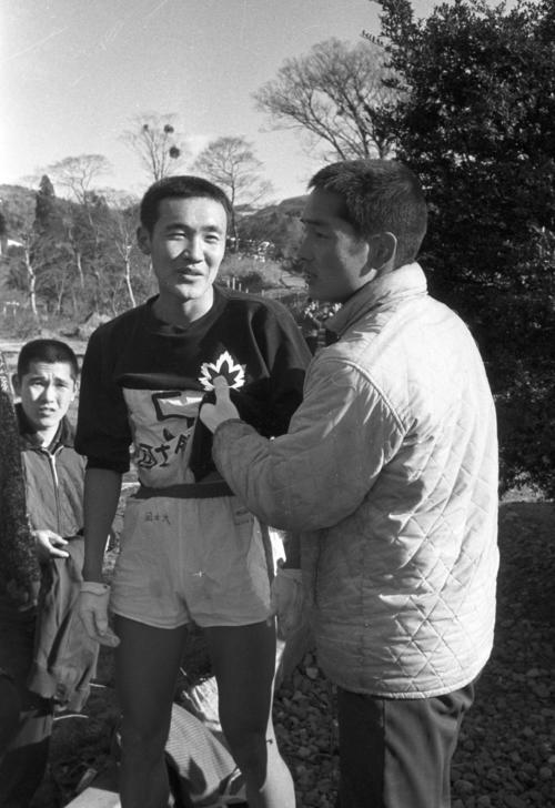 往路5区箱根郵便局前　往路3位となった国士舘大・猪腰嘉勝（3年）＝1966年1月2日