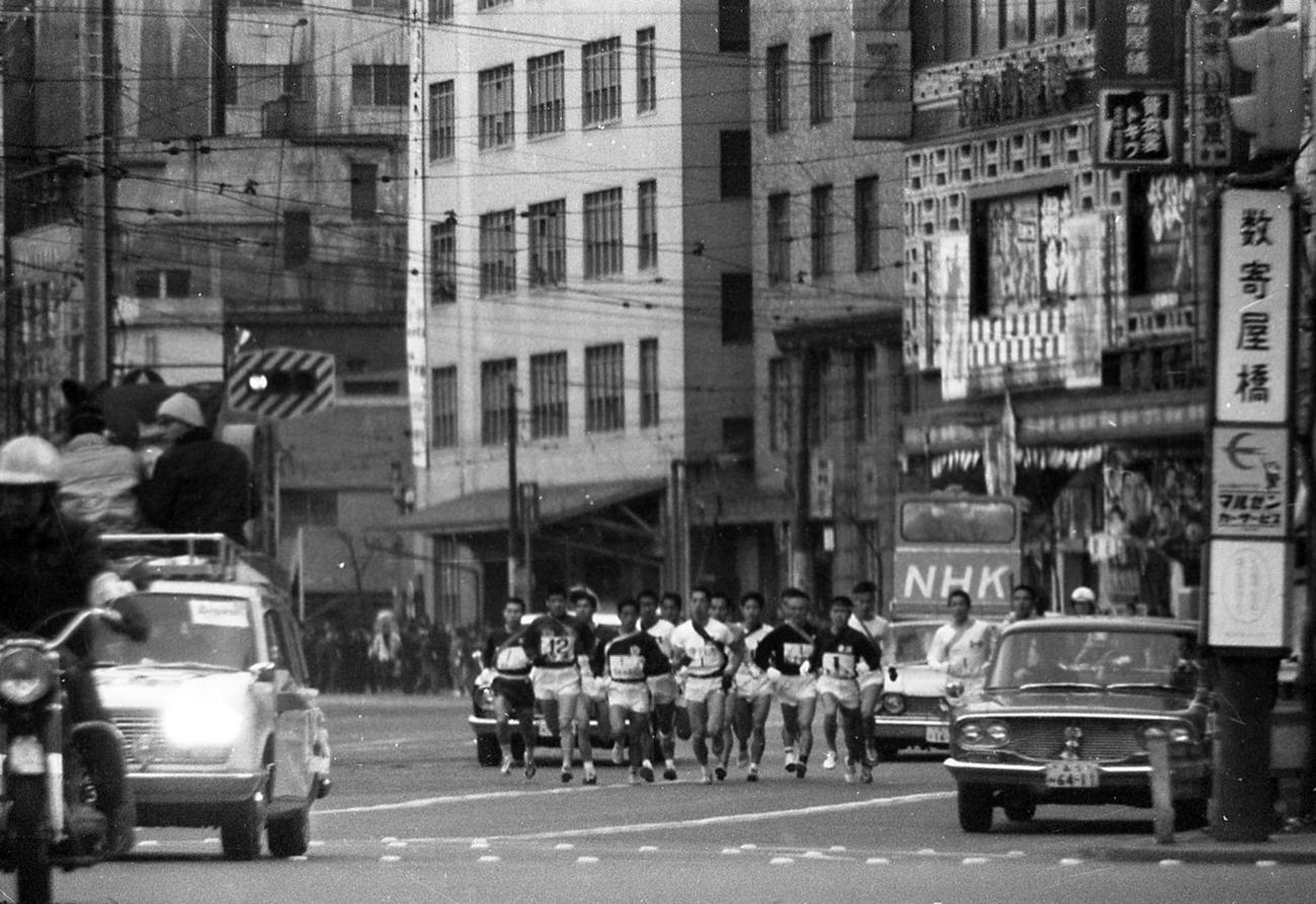 往路1区　午前8時、銀座・読売新聞社横を15校が一斉スタート、数寄屋橋交差点にさしかかる＝1967年1月2日