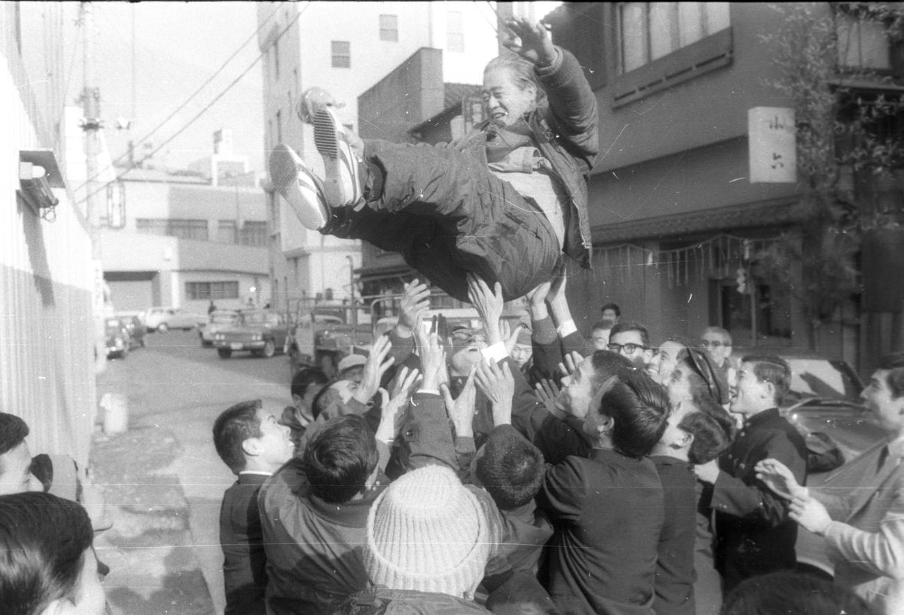 復路10区読売新聞社横　2年ぶり10度目の優勝を飾り胴上げされる日大・釜本文男監督＝1967年1月3日