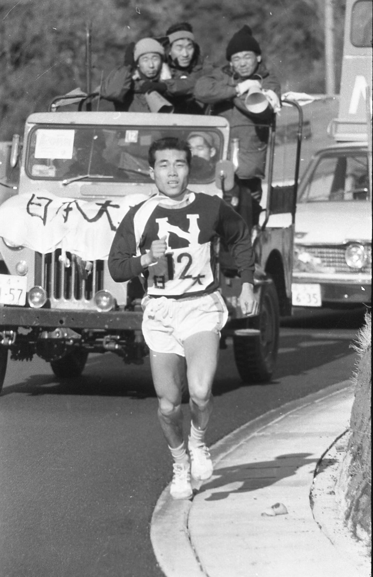 往路5区　箱根山中の難所をトップで力走する日大5区大槻憲一（3年）＝1967年1月2日