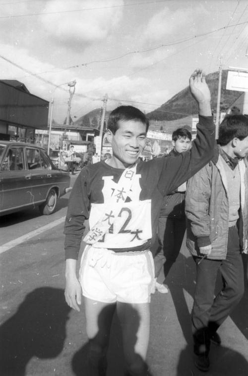往路5区箱根郵便局前　1区からトップを譲らず往路優勝を飾り、ニッコリ手をあげる日大5区大槻憲一（3年）＝1967年1月2日