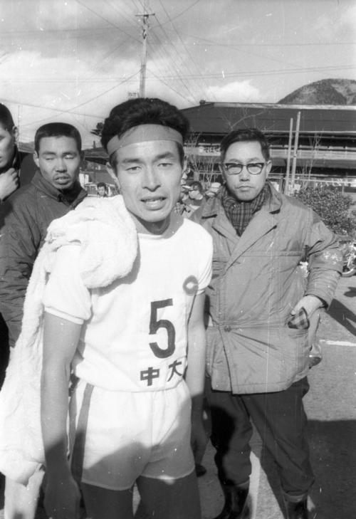 往路5区箱根郵便局前　5区1時間11分55秒の区間新で、往路2位の中大5区磯端克明（4年）＝1967年1月2日