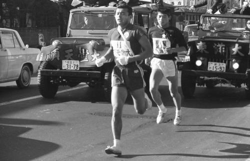 復路7区　13キロ地点で復路2位の東洋大・松田信由（右＝4年）をとらえ、抜き去る順天堂大・細川博（左＝4年）、1時間11分02秒の区間新で順大は総合2位へ浮上＝1967年1月3日
