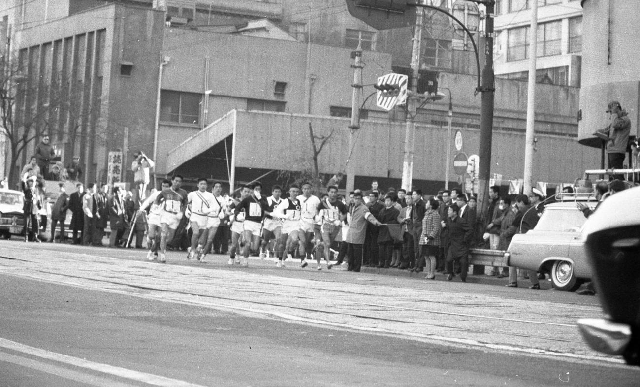 往路1区　午前8時、15校が読売新聞社横を一斉スタートし外堀通りへ＝1968年1月2日