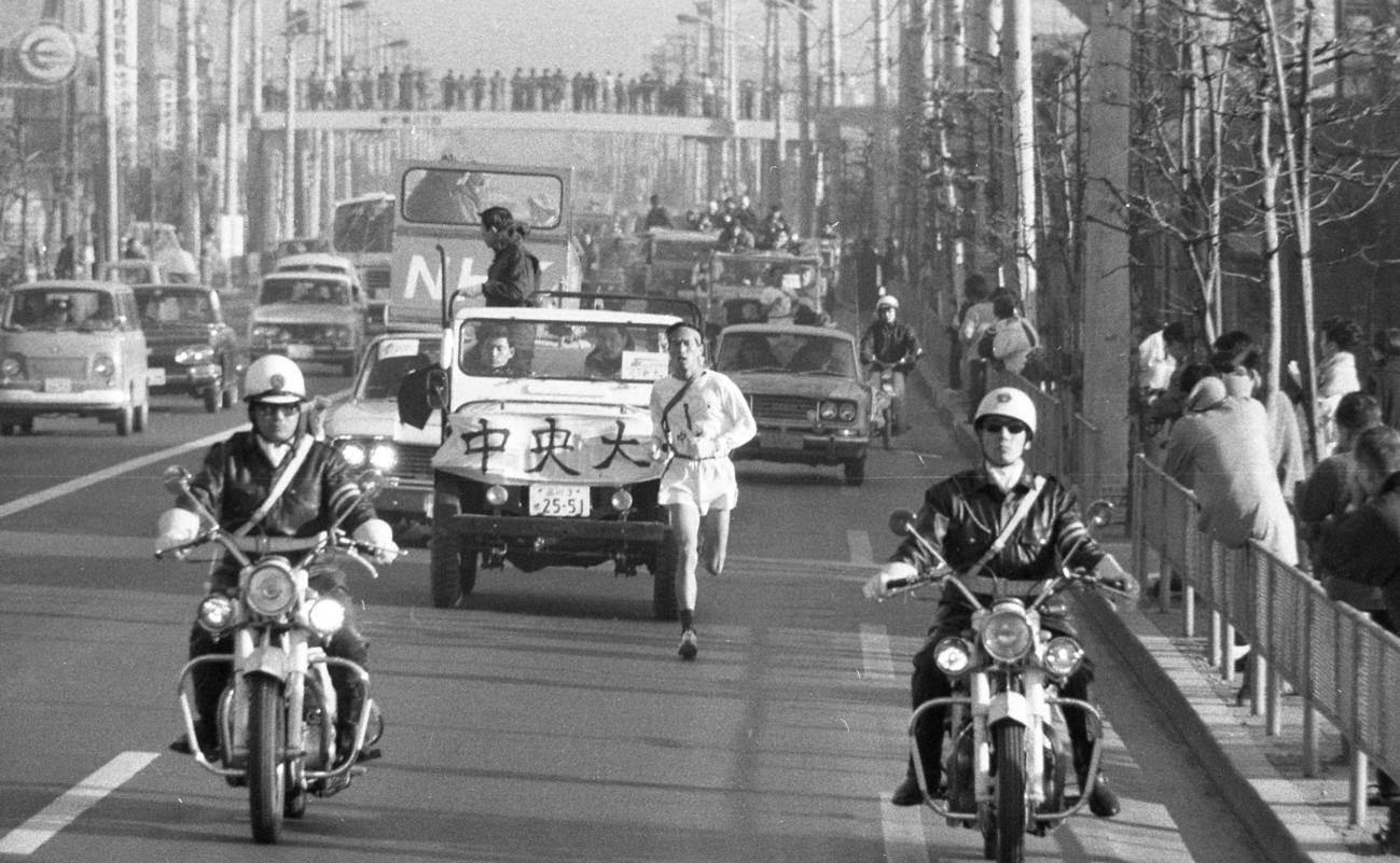 往路1区　品川を過ぎてトップに出た中大・吉田義数（3年、区間1位）＝1968年1月2日