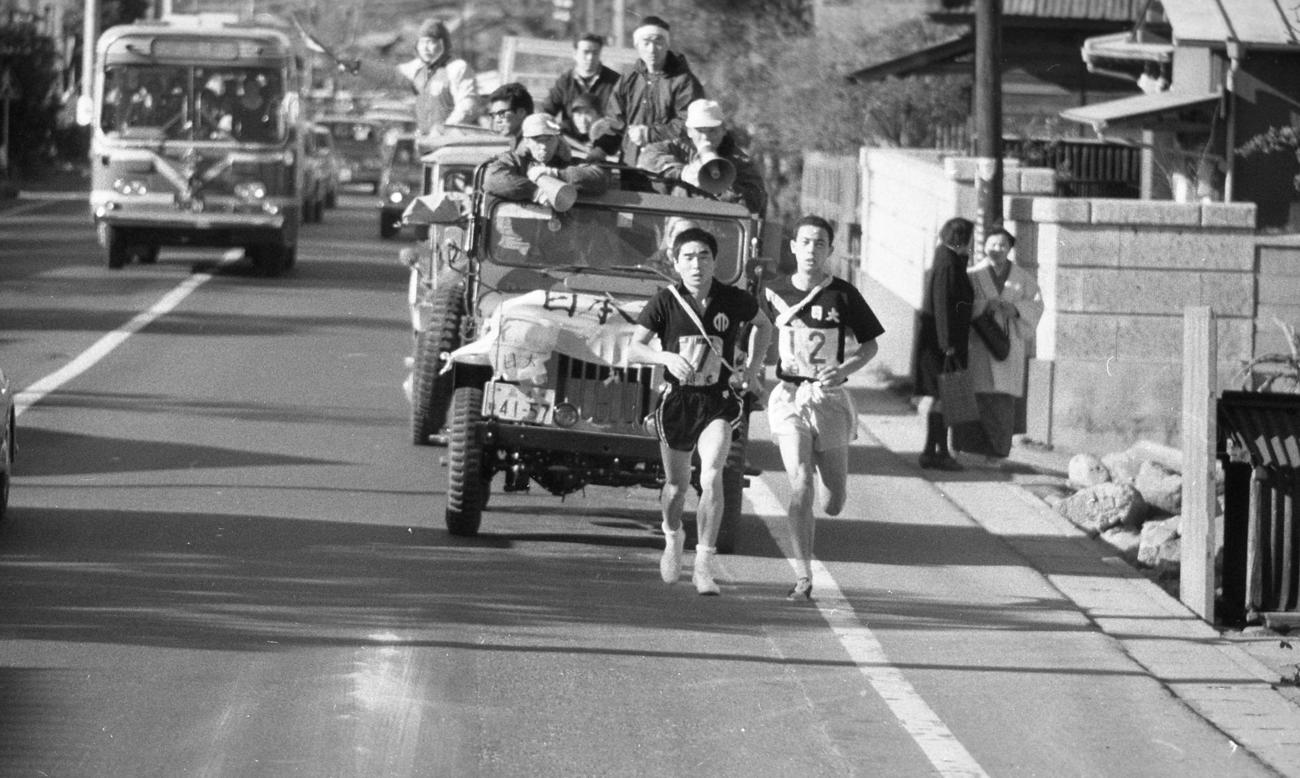 復路7区　日大・相島実（右＝1年）は、順天堂大・川井田茂（左＝2年）にも抜かれ復路4位へ＝1968年1月3日