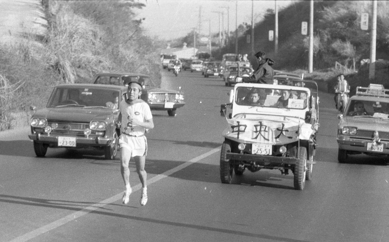 往路2区　トップを力走する中大・白井偗（4年、区間2位）＝1968年1月2日