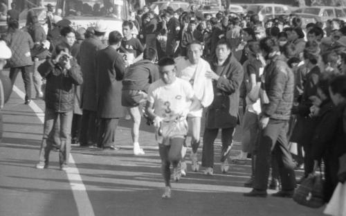 往路3区戸塚中継所　中大2区白井偗（奥＝4年、区間2位）から3区薄寛（手前＝1年）へトップでタスキリレー＝1968年1月2日