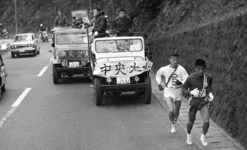 往路5区　大平台付近で順天堂大・馬場俊一（右＝3年）がトップの中大・谷口欣也（左＝3年）をとらえる＝1968年1月2日